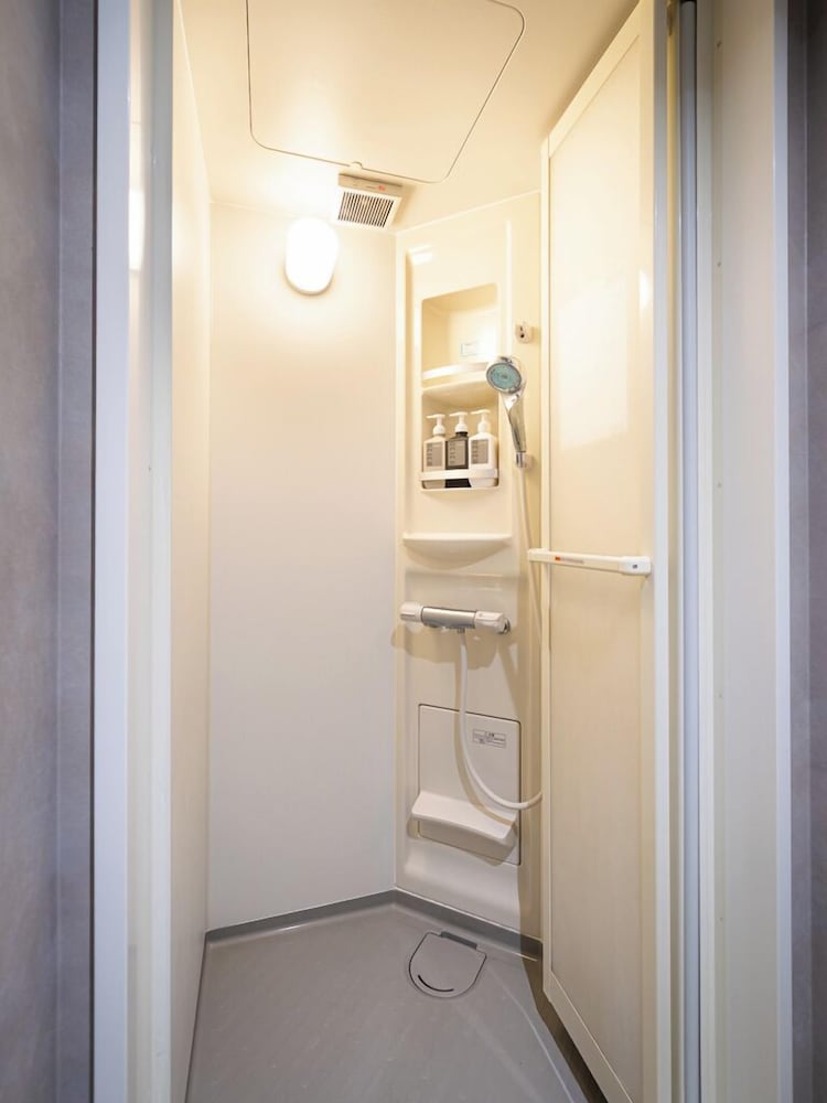 ピンク 共用バスルーム バスルーム1 | OCICA OSHIAGE TOKYO by R HOTEL