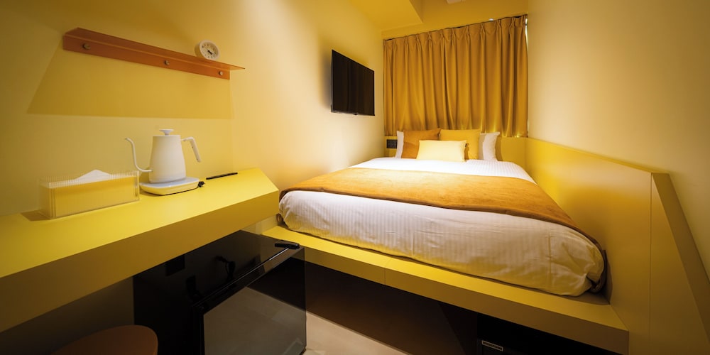 イエロー 共用バスルーム | OCICA OSHIAGE TOKYO by R HOTEL