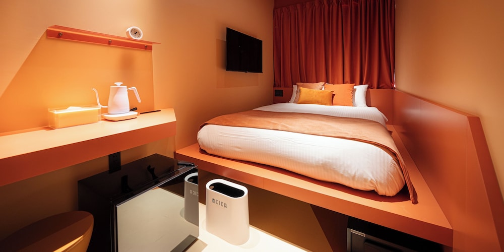 オレンジ 共用バスルーム | OCICA OSHIAGE TOKYO by R HOTEL