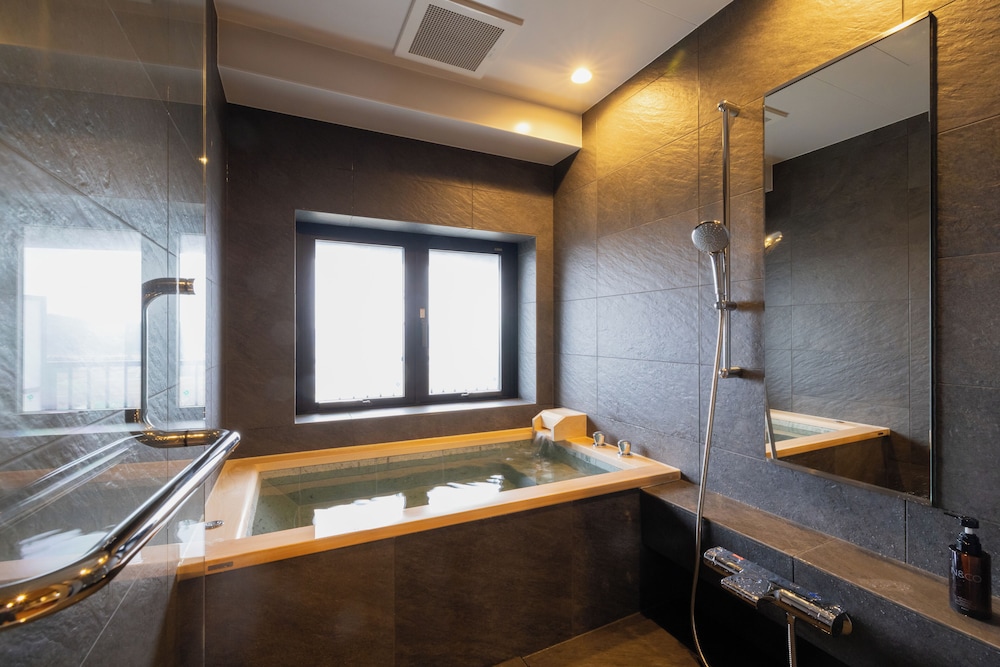 ラグジュアリー スイート シティビュー バスルーム1 | 奥州・平泉温泉旅館　ITSUMU