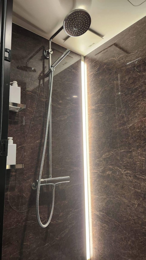 エコノミー ダブルルーム バスルーム1 | 金澤屋 Hirooka