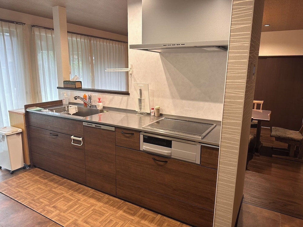 ラグジュアリー ヴィラ ガーデンビュー 専用キッチン1 | 和朗庵