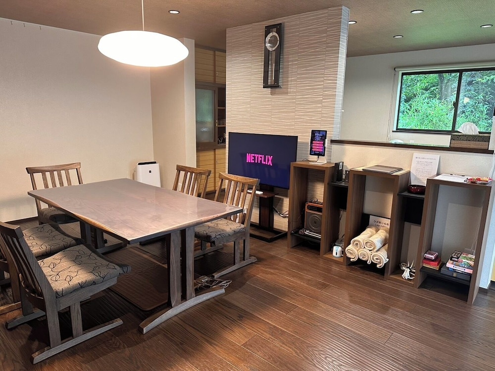 ラグジュアリー ヴィラ ガーデンビュー リビング エリア1 | 和朗庵