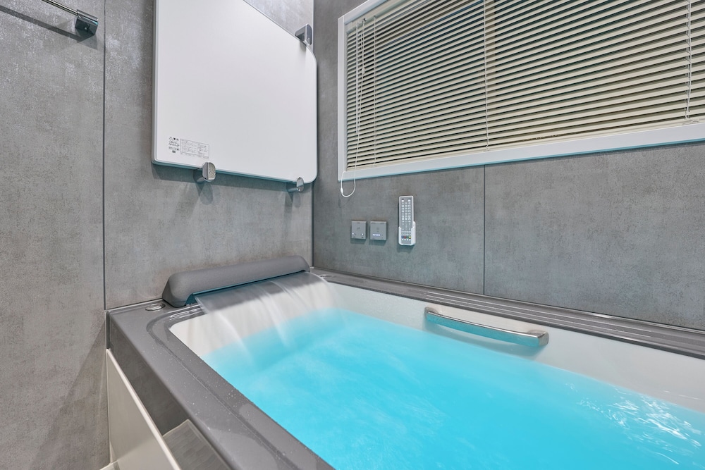 ラグジュアリー ヴィラ プールビュー バスルーム1 | ヴィラ・センス・九十九里