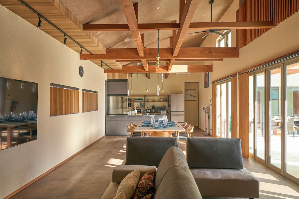 ラグジュアリー ヴィラ プールビュー リビング エリア0 | ヴィラ・センス・九十九里