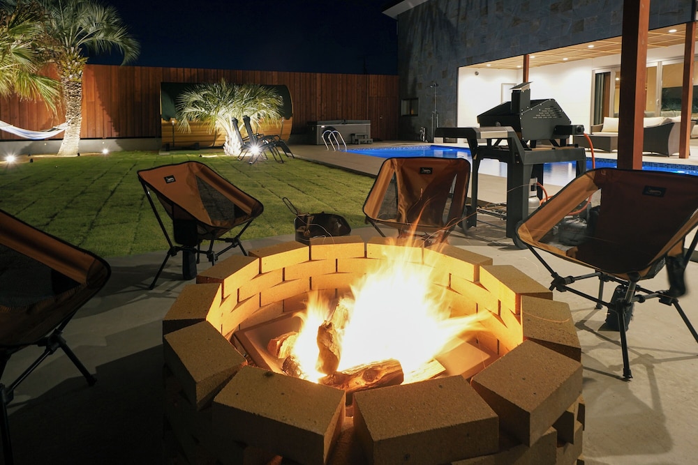 ラグジュアリー ヴィラ プールビュー テラス / パティオ1 | ヴィラ・センス・九十九里