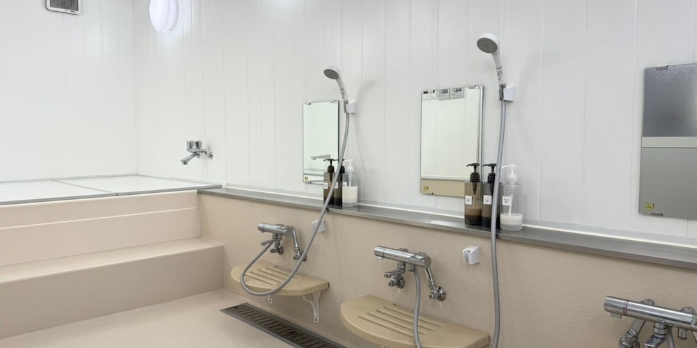 スタンダード ツインルーム シングルベッド 2 台 禁煙 バスルーム1 | ChillSheep