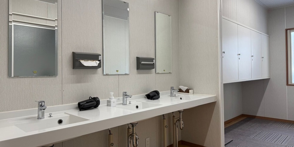 スタンダード ツインルーム シングルベッド 2 台 禁煙 バスルーム4 | ChillSheep