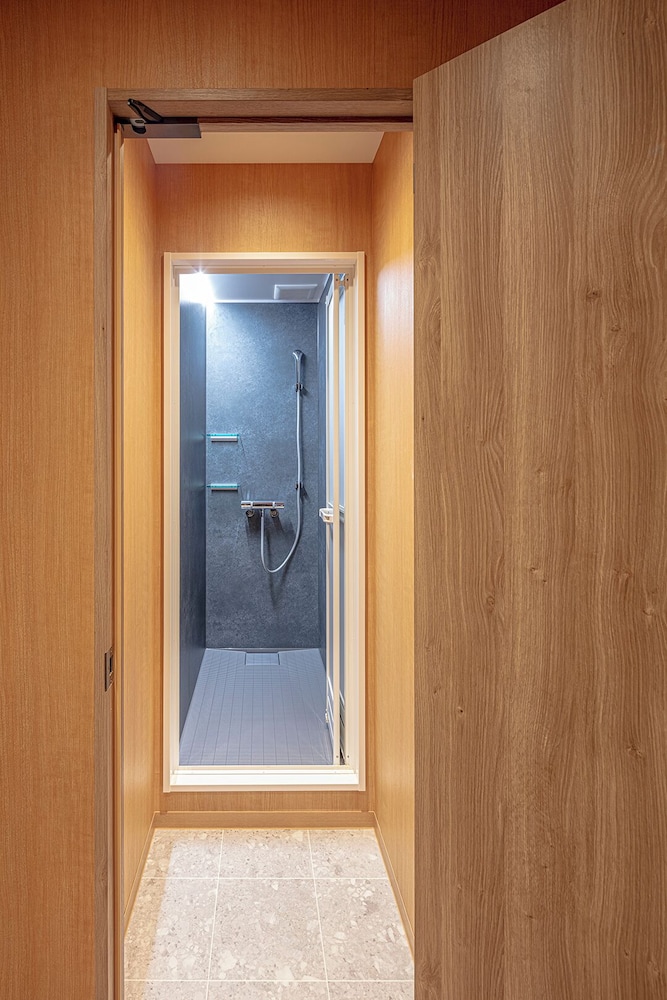 ベーシック トリプルルーム バスルーム4 | ENSO TOKYO 赤坂 - ホステル