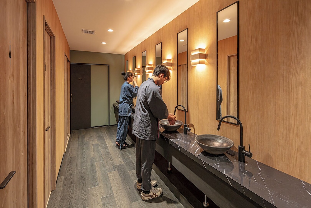 ベーシック トリプルルーム バスルーム3 | ENSO TOKYO 赤坂 - ホステル