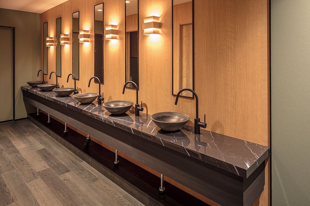 ベーシック トリプルルーム バスルーム1 | ENSO TOKYO 赤坂 - ホステル