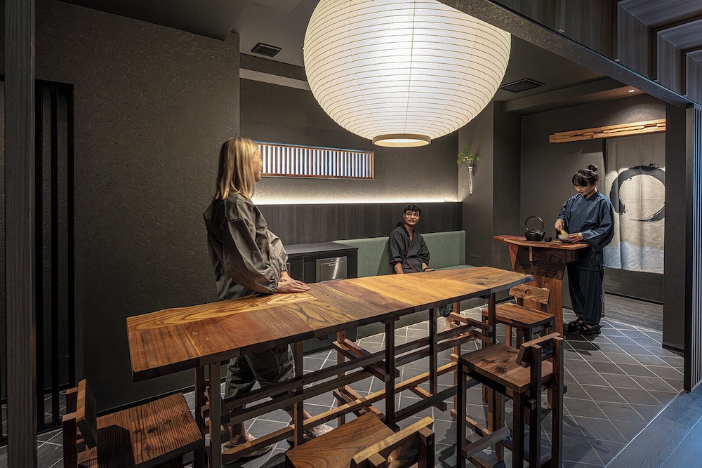 ベーシック トリプルルーム リビング エリア0 | ENSO TOKYO 赤坂 - ホステル