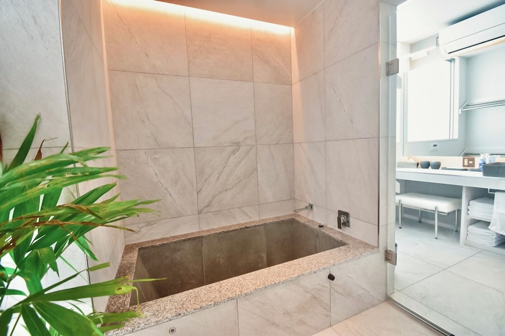 デラックス ヴィラ オーシャンビュー バスルーム1 | オーシャンビュー石垣　風＆波