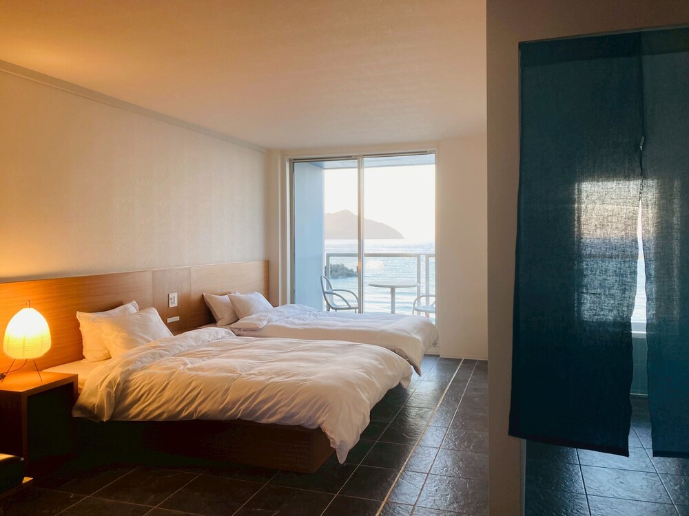 スタンダード ツインルーム バルコニー シービュー 客室1 | 若狭サーフホテル　イルマーレ