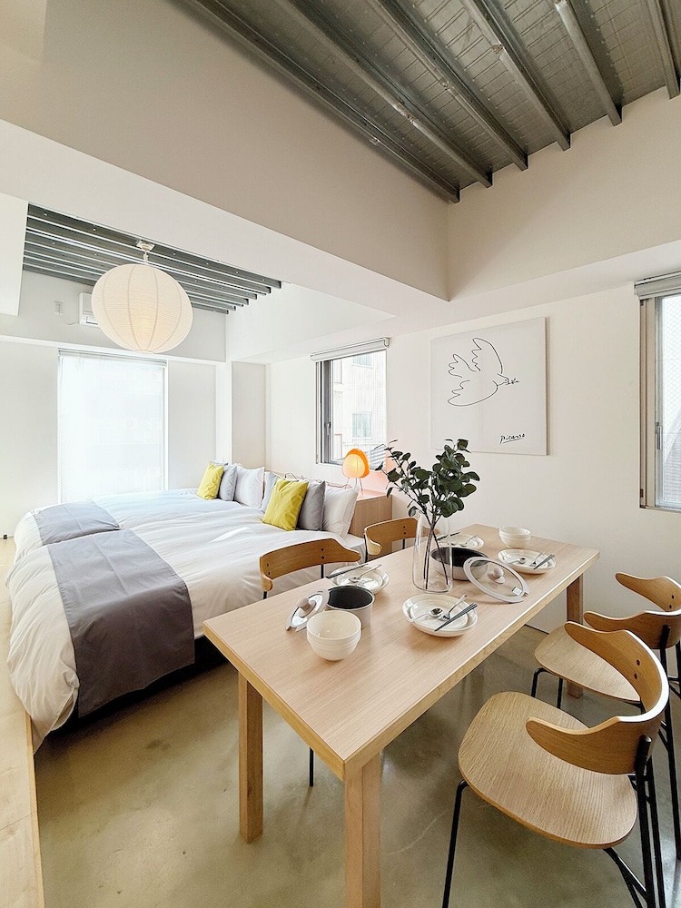 スーペリア スタジオ バルコニー リビング エリア1 | Arts Dobashi