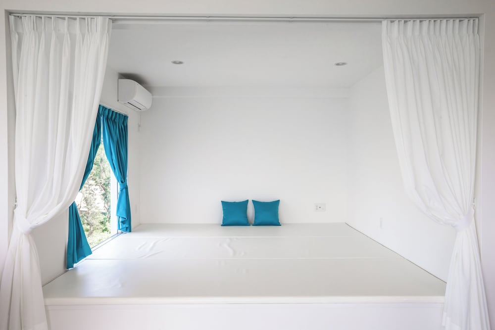 スーペリア ヴィラ オーシャンビュー 客室1 | ビーチ直結のガーデン付き別荘 シャローズ