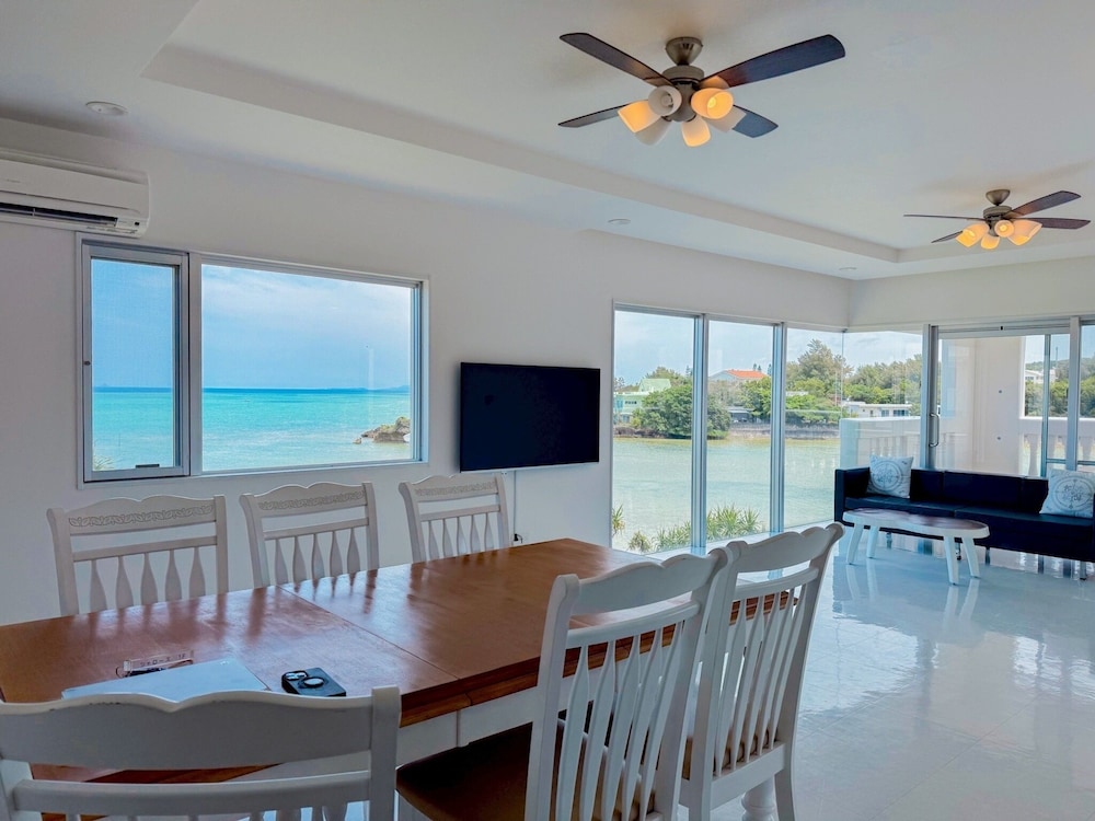 スーペリア ヴィラ オーシャンビュー 客室内のダイニングエリア0 | ビーチ直結のガーデン付き別荘 シャローズ