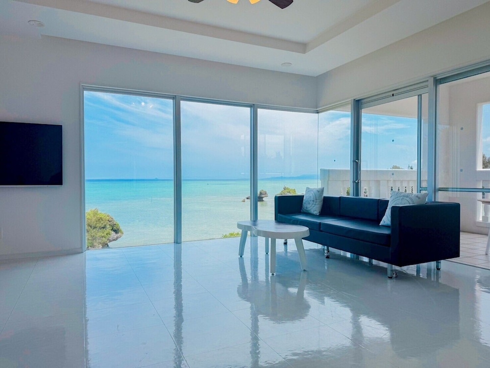 スーペリア ヴィラ オーシャンビュー リビング エリア1 | ビーチ直結のガーデン付き別荘 シャローズ