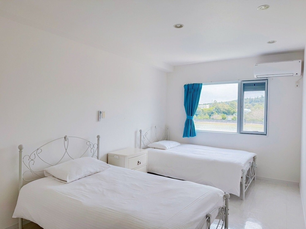 スーペリア ヴィラ オーシャンビュー 客室4 | ビーチ直結のガーデン付き別荘 シャローズ