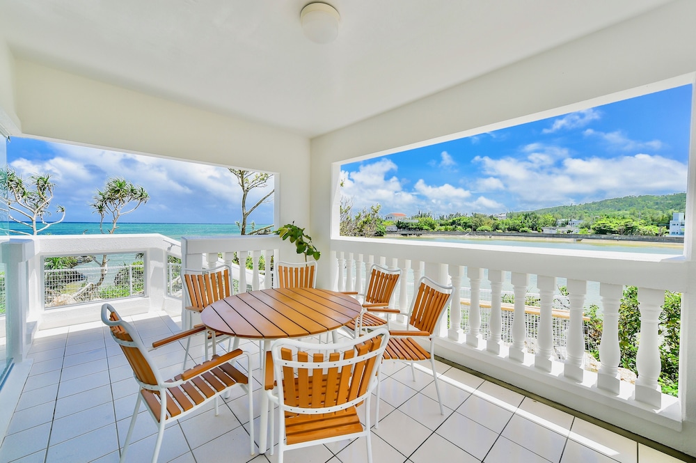 スーペリア ヴィラ オーシャンビュー テラス / パティオ0 | ビーチ直結のガーデン付き別荘 シャローズ