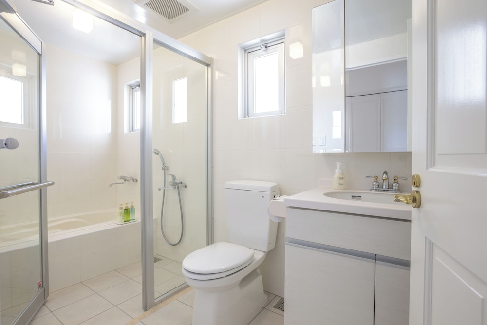 スーペリア ヴィラ オーシャンビュー バスルーム0 | ビーチ直結のガーデン付き別荘 シャローズ