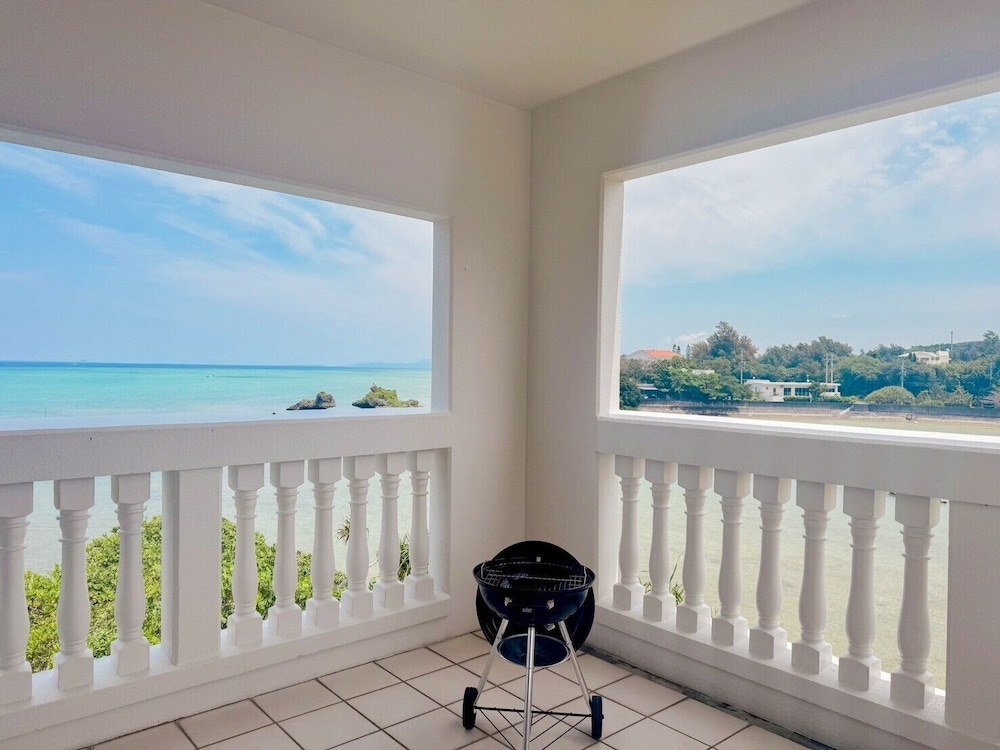 スーペリア ヴィラ オーシャンビュー テラス / パティオ1 | ビーチ直結のガーデン付き別荘 シャローズ