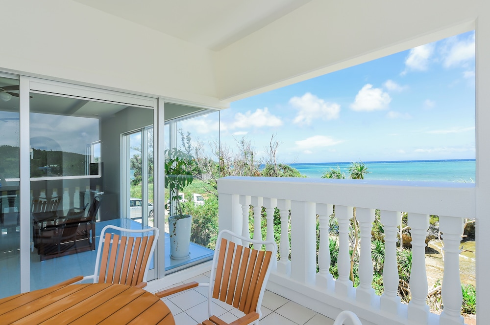 スーペリア ヴィラ オーシャンビュー バルコニーからの眺望0 | ビーチ直結のガーデン付き別荘 シャローズ