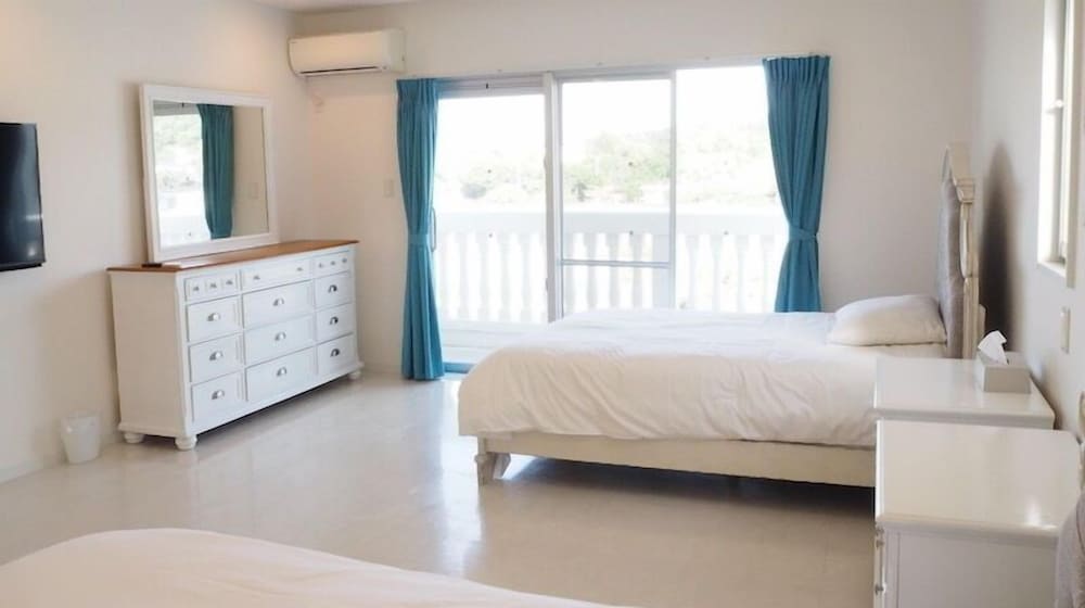 スーペリア ヴィラ オーシャンビュー 客室2 | ビーチ直結のガーデン付き別荘 シャローズ