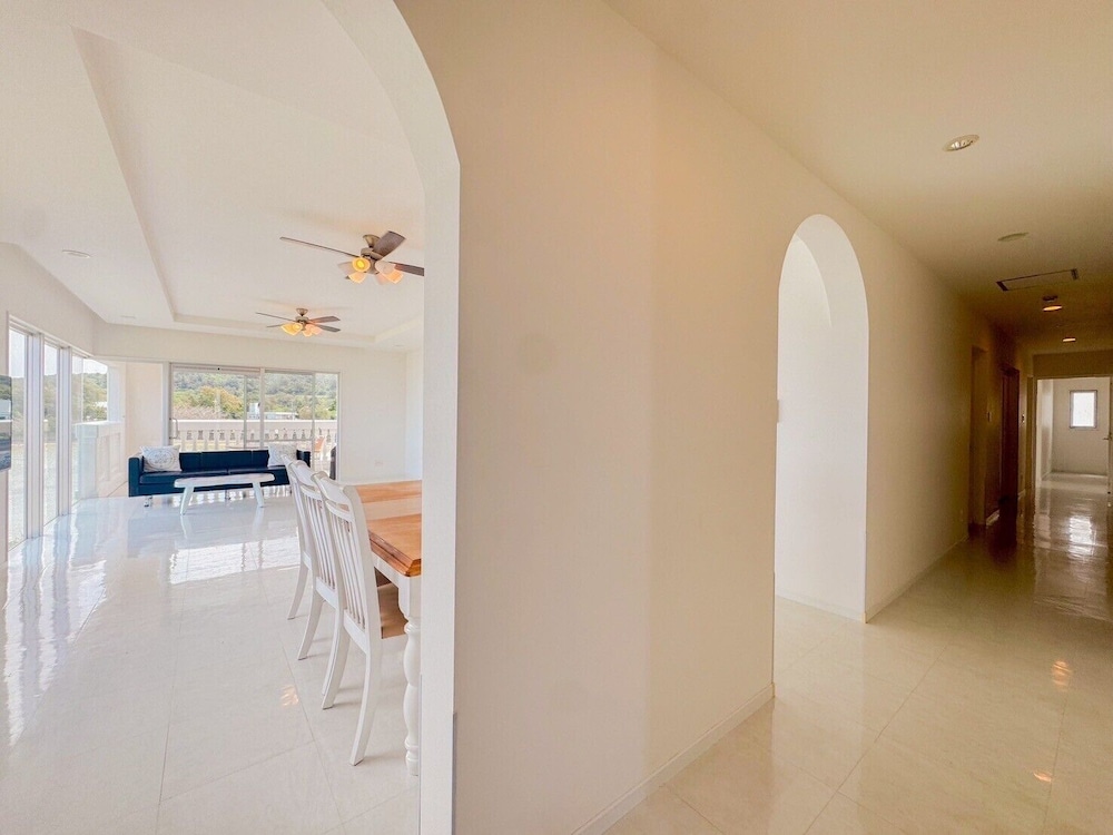 スーペリア ヴィラ オーシャンビュー リビング エリア0 | ビーチ直結のガーデン付き別荘 シャローズ