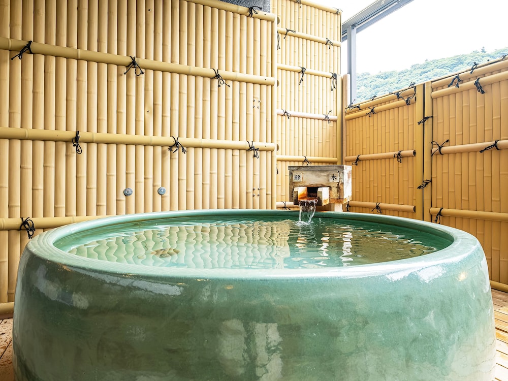 [洋モダン洋室] 40平米＋テラス11平米 信楽焼露天風呂 禁煙 客室4 | リブマックスリゾート伊豆大川