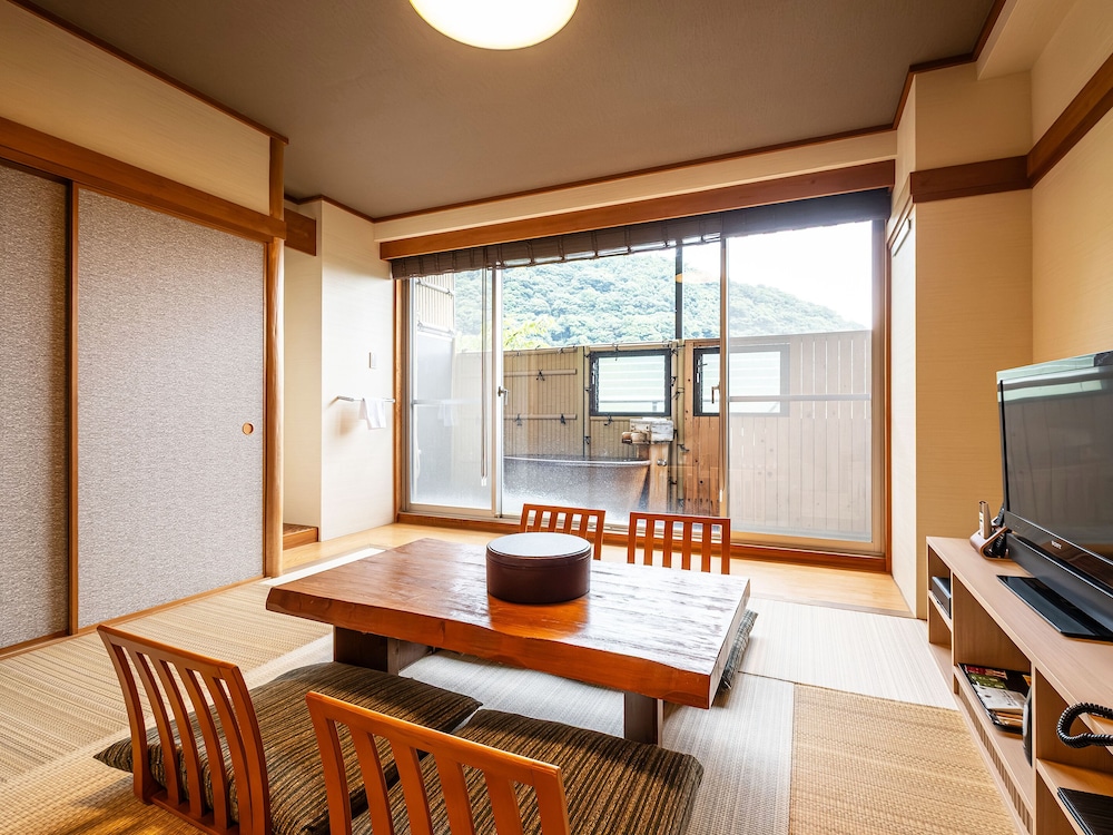 [洋モダン和洋室] 40平米＋テラス6平米　信楽焼露天風呂 禁煙 客室3 | リブマックスリゾート伊豆大川