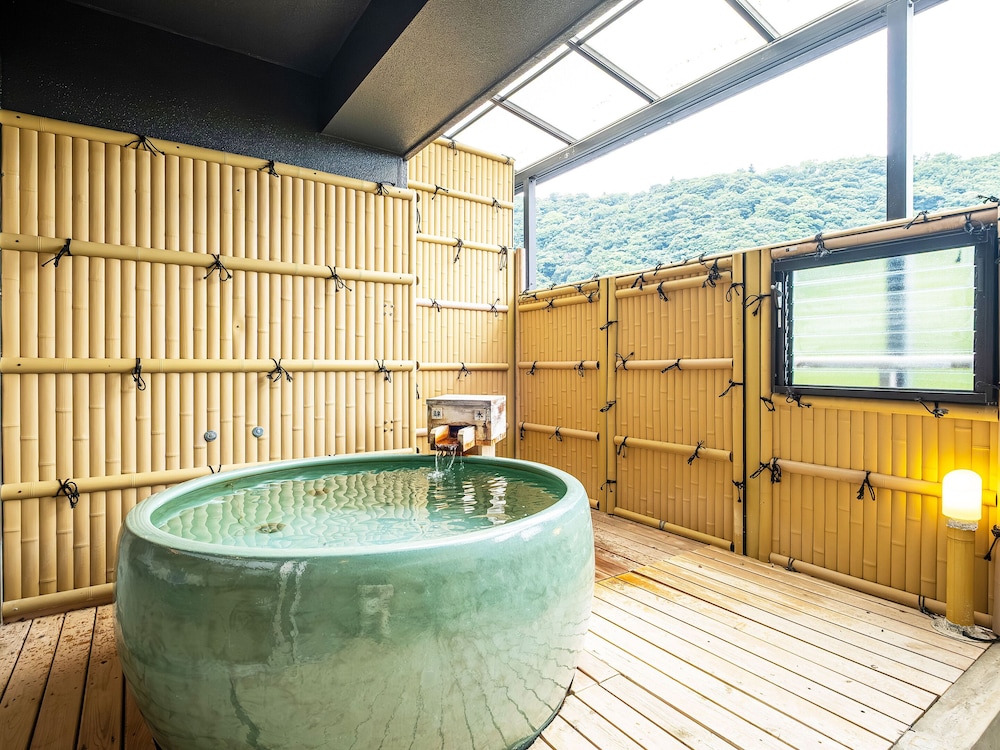 [洋モダン洋室] 40平米＋テラス11平米 信楽焼露天風呂 禁煙 客室3 | リブマックスリゾート伊豆大川