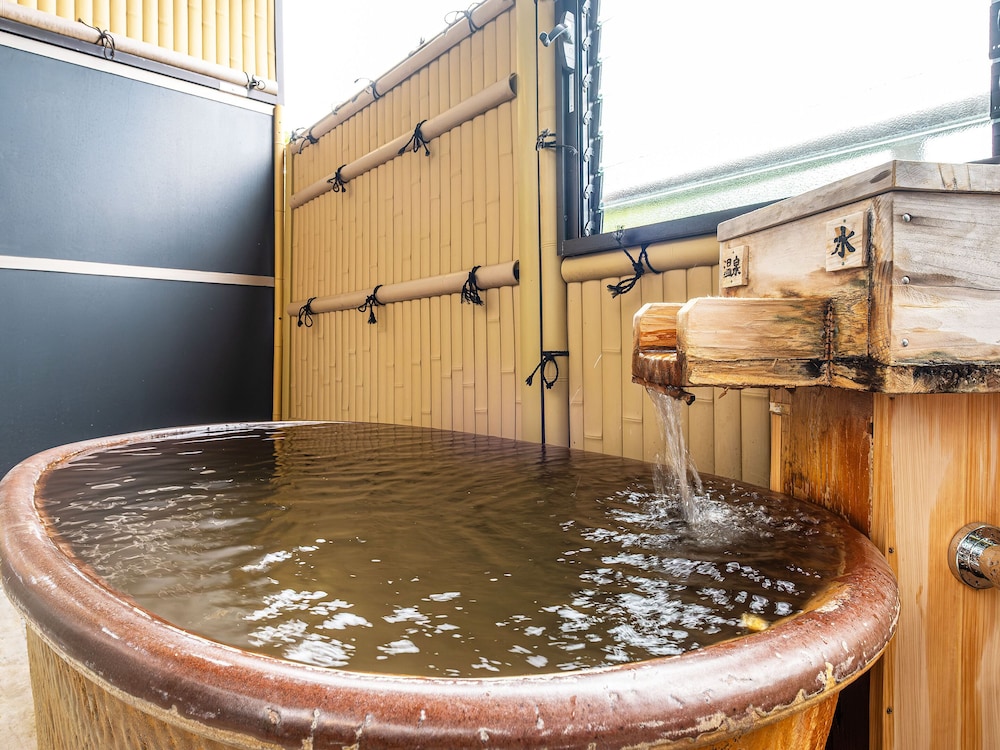 [洋モダン和洋室] 40平米＋テラス6平米　信楽焼露天風呂 禁煙 客室2 | リブマックスリゾート伊豆大川