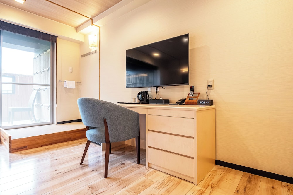 [洋モダン洋室] 40平米＋テラス11平米 信楽焼露天風呂 禁煙 客室9 | リブマックスリゾート伊豆大川