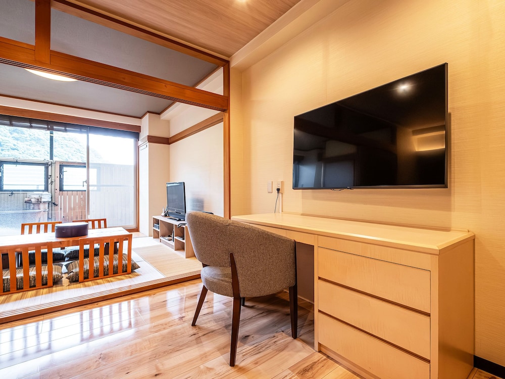 [洋モダン和洋室] 40平米＋テラス6平米　信楽焼露天風呂 禁煙 客室1 | リブマックスリゾート伊豆大川