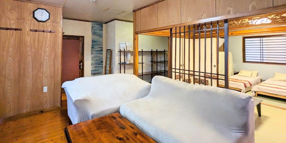 ファミリー ルーム 禁煙 リビング エリア1 | アベニュー コザ ホテル