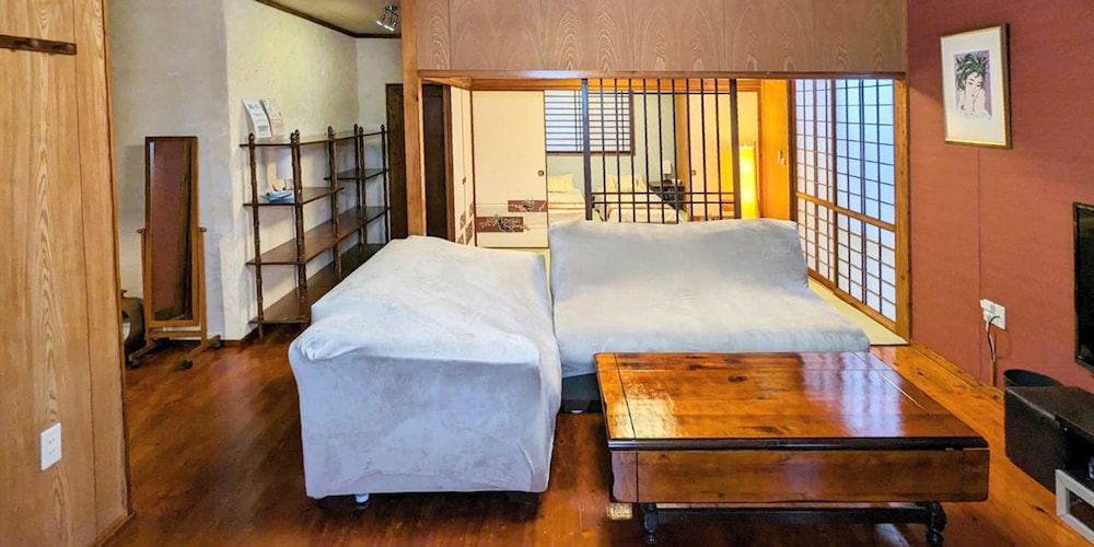 ファミリー ルーム 禁煙 リビング エリア3 | アベニュー コザ ホテル