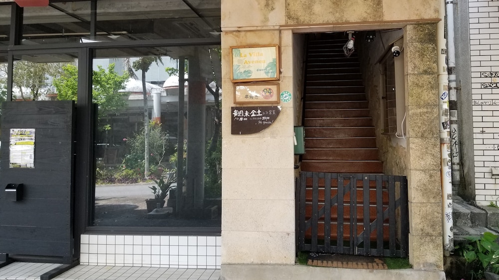 施設の正面1 | アベニュー コザ ホテル