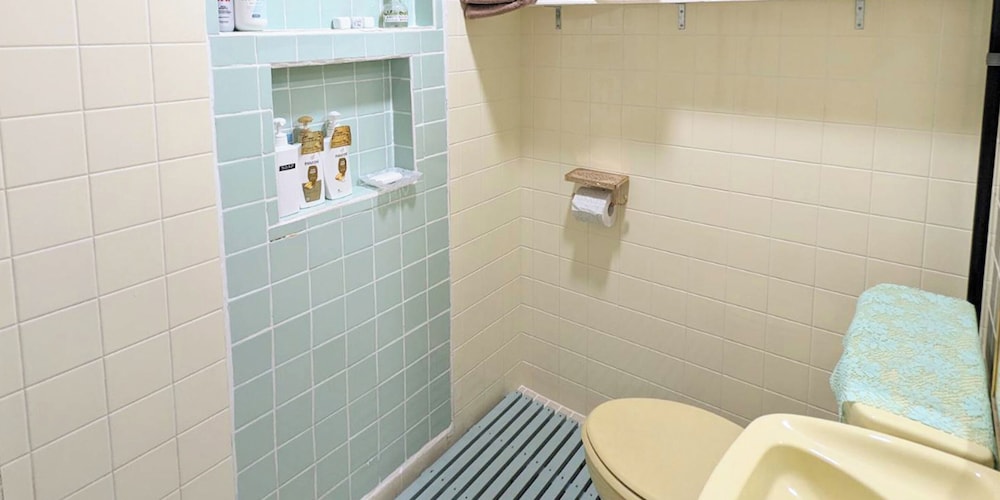 ファミリー ルーム 禁煙 バスルーム1 | アベニュー コザ ホテル