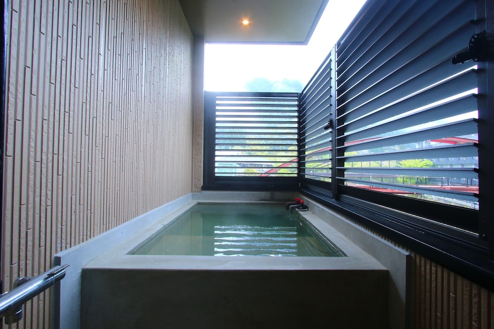 ファミリー ツインルーム バスルーム0 | 湯治の宿 妙見館