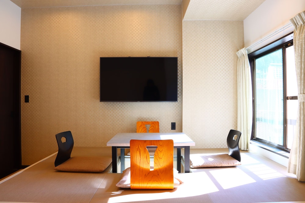 ツインベッドの和洋室 (BTなし) 禁煙 客室1 | 湯治の宿 妙見館