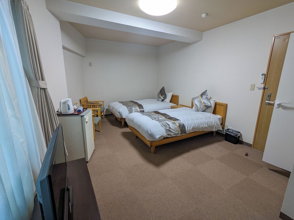 ベーシック ツインルーム シングルベッド 2 台 禁煙 客室1 | 富士たから荘 旭日館