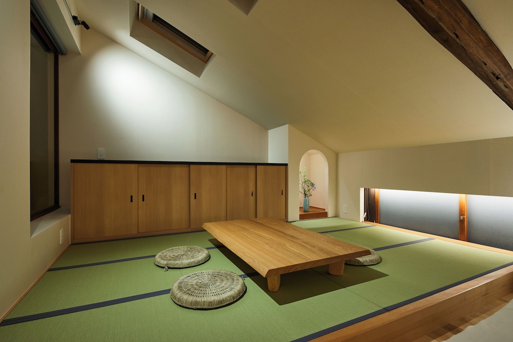 スーペリア ツインルーム ダブルベッド 2 台 リビング エリア0 | Enso Machiya