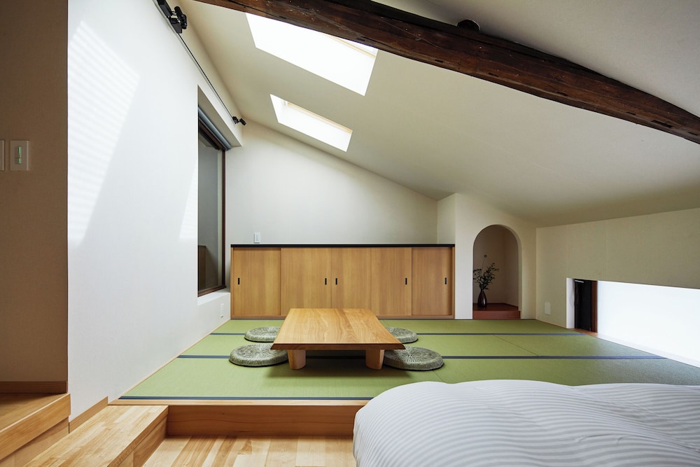 スーペリア ツインルーム ダブルベッド 2 台 リビング エリア1 | Enso Machiya