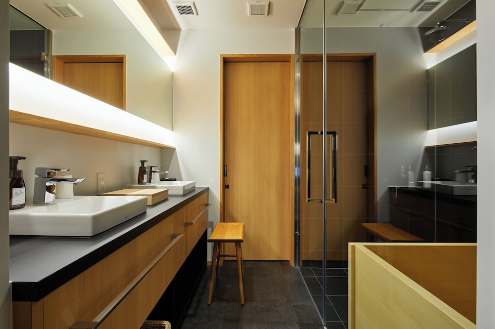 スーペリア ツインルーム ダブルベッド 2 台 バスルーム1 | Enso Machiya