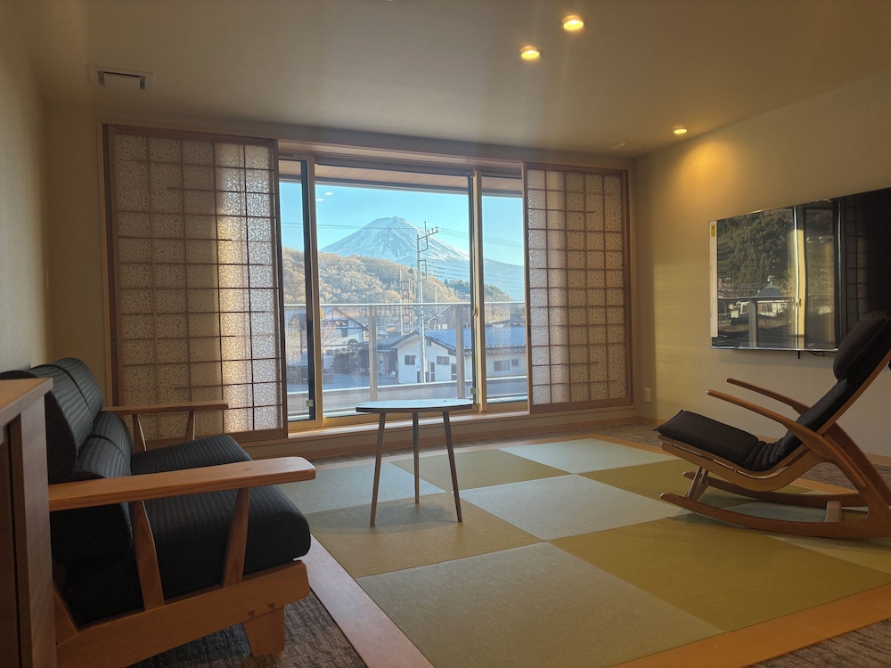 デラックス トリプルルーム ラナイ マウンテンビュー バルコニーからの眺望0 | 富士山と河口湖とホテル風鈴