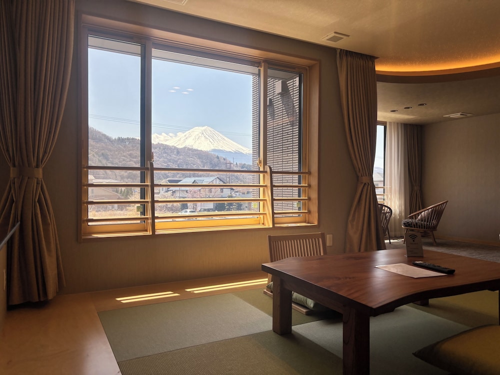 ラグジュアリー ツインルーム 部屋からの景観0 | 富士山と河口湖とホテル風鈴