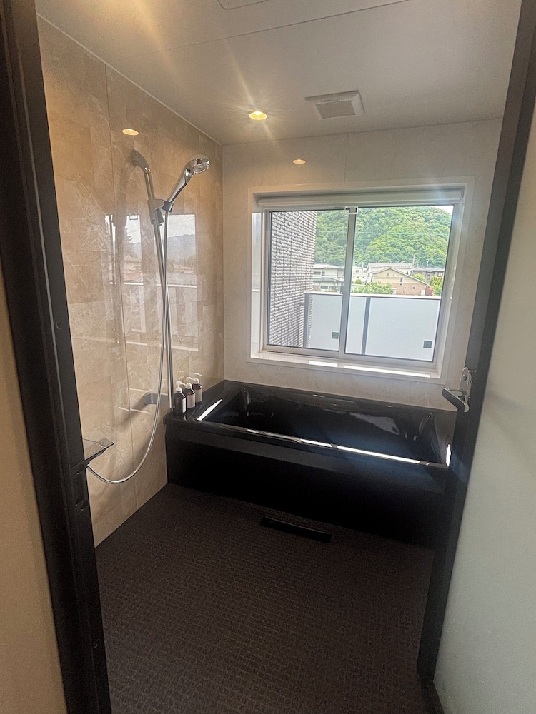 デラックス トリプルルーム ラナイ マウンテンビュー バスルーム0 | 富士山と河口湖とホテル風鈴