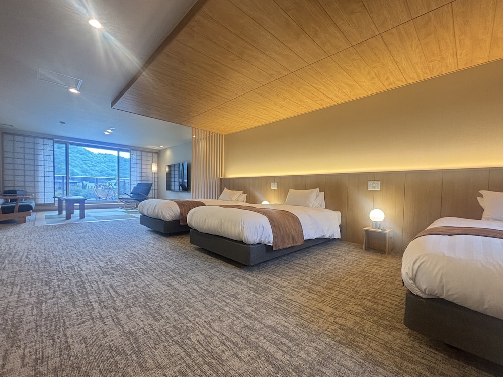 デラックス トリプルルーム ラナイ マウンテンビュー 客室3 | 富士山と河口湖とホテル風鈴