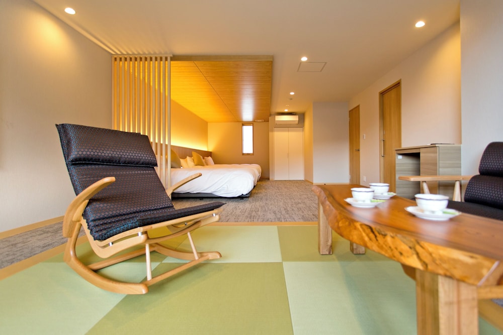 デラックス トリプルルーム ラナイ マウンテンビュー 客室1 | 富士山と河口湖とホテル風鈴